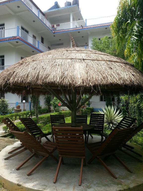 Hotel Shiva'S Dream Sauraha Bagian luar foto